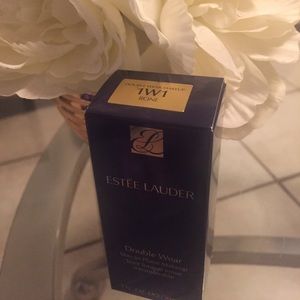Estee Lauder double wear stay in place makeup